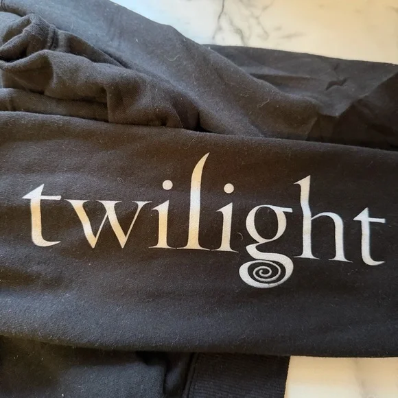 Twilight Movie Graphic Crewneck Sweatshirt – Sleeve Logo – Y2K Fandom - Picture 4 of 4